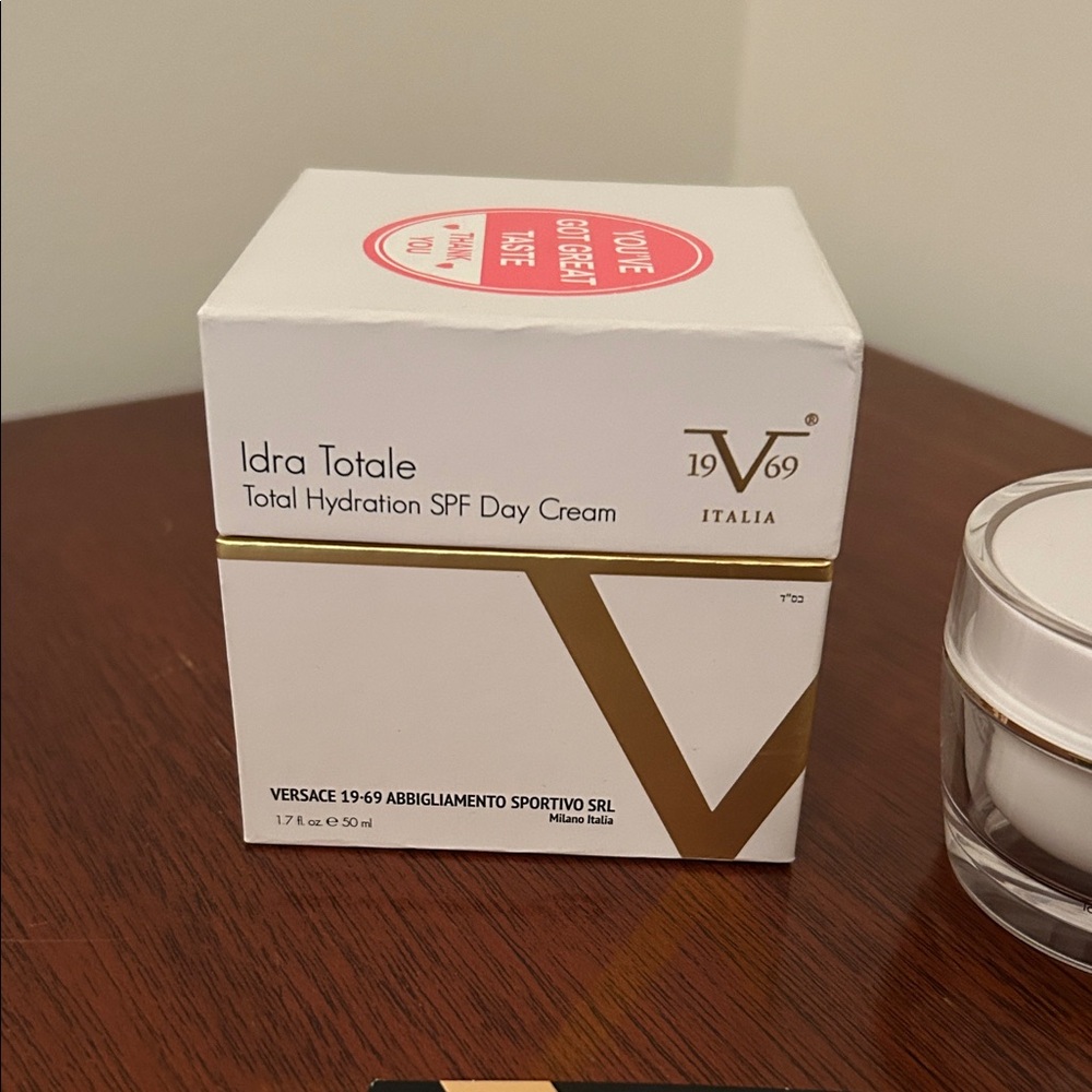 Versace Idra Totale Moisturizer - White and Gold - Picture 2 of 9